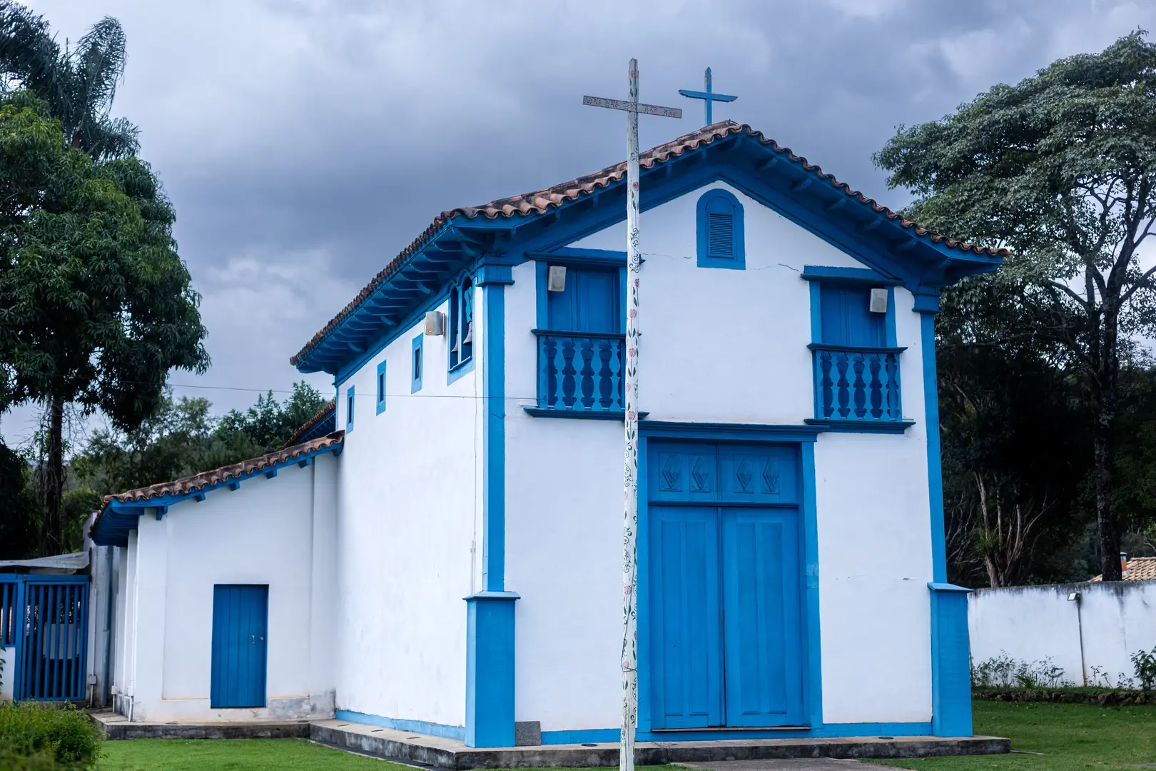 Capela de São Sebastião das Águas Claras com arquitetura colonial mineira